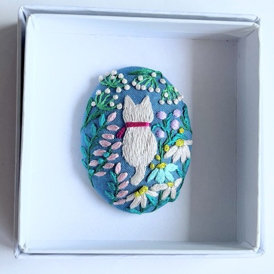 天使のはね猫ちゃんのヘアゴム ハンドメイド つよかっ レジン かすみ草 