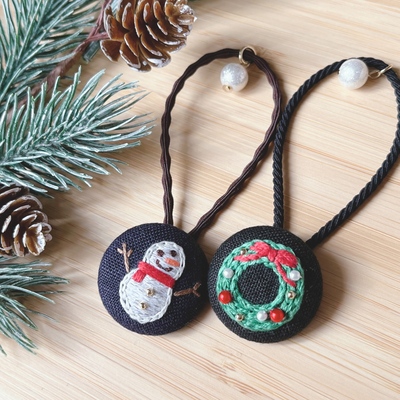 クリスマスツリーと黒猫ちゃん①ラウンドレジンヘアゴム クリスマスツリー 黒猫ちゃんラウンドレジンヘアゴム